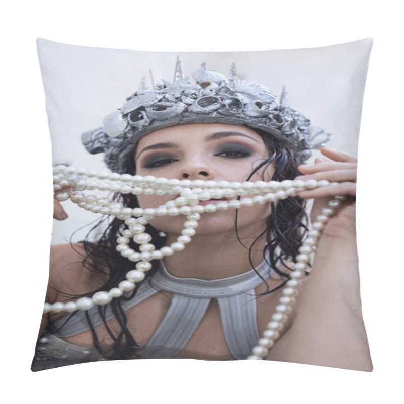 Personality  A Young Woman With Dark Hair, Wearing A Crown Of Seashells And A Pearl Necklace, Poses In A Shallow Body Of Water. Pillow Covers