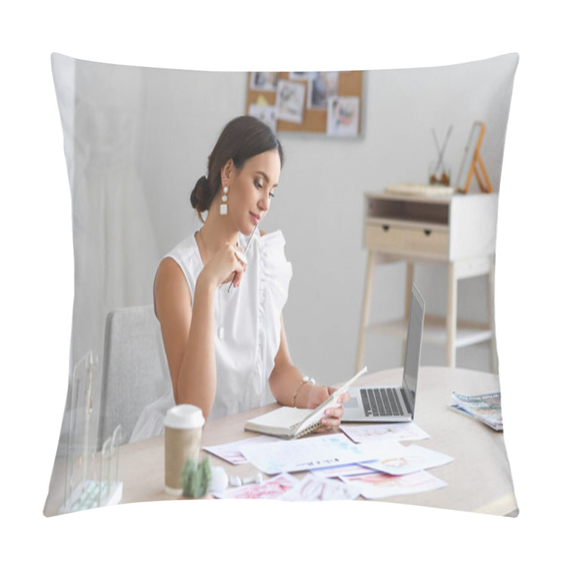 Personality  Female Wedding Planner Working In Office Pillow Covers