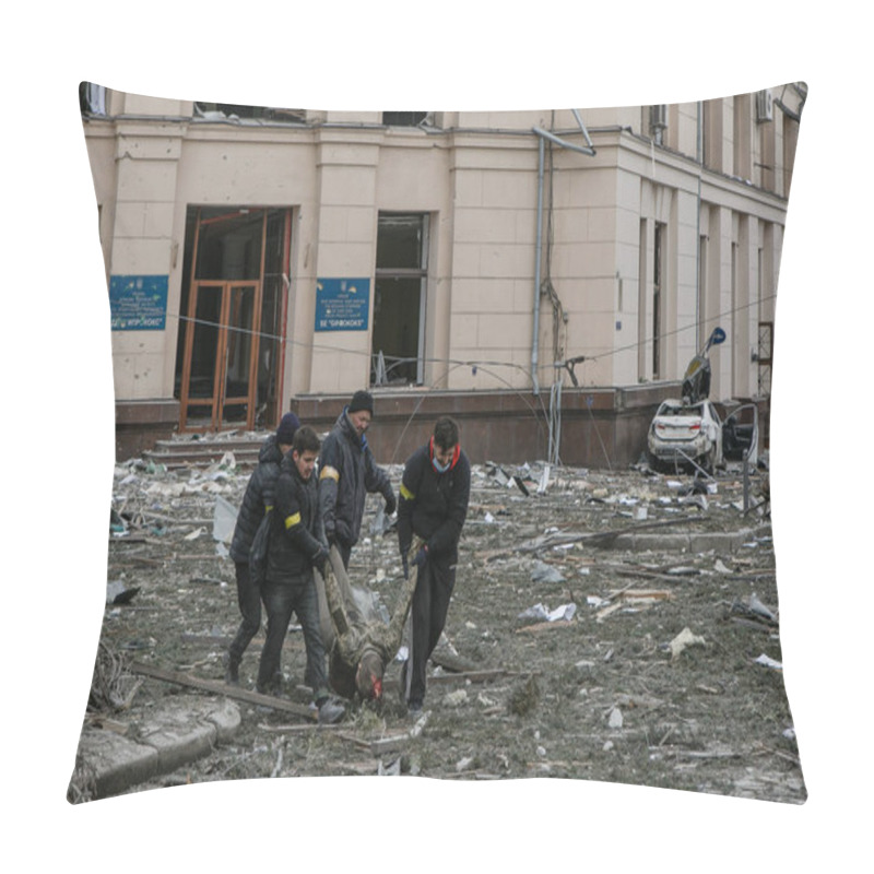 Personality  UKRAINE, KHARKIV, 01 MARCH 2022: Volunteers Help Victims People From Russia's Invasion Of Ukraine. Pillow Covers