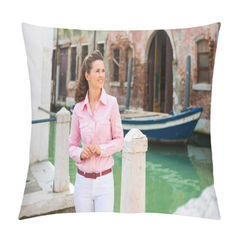 Personality  Happy Woman Tourist Standing By Venice Canal, Looking Upwards Pillow Covers