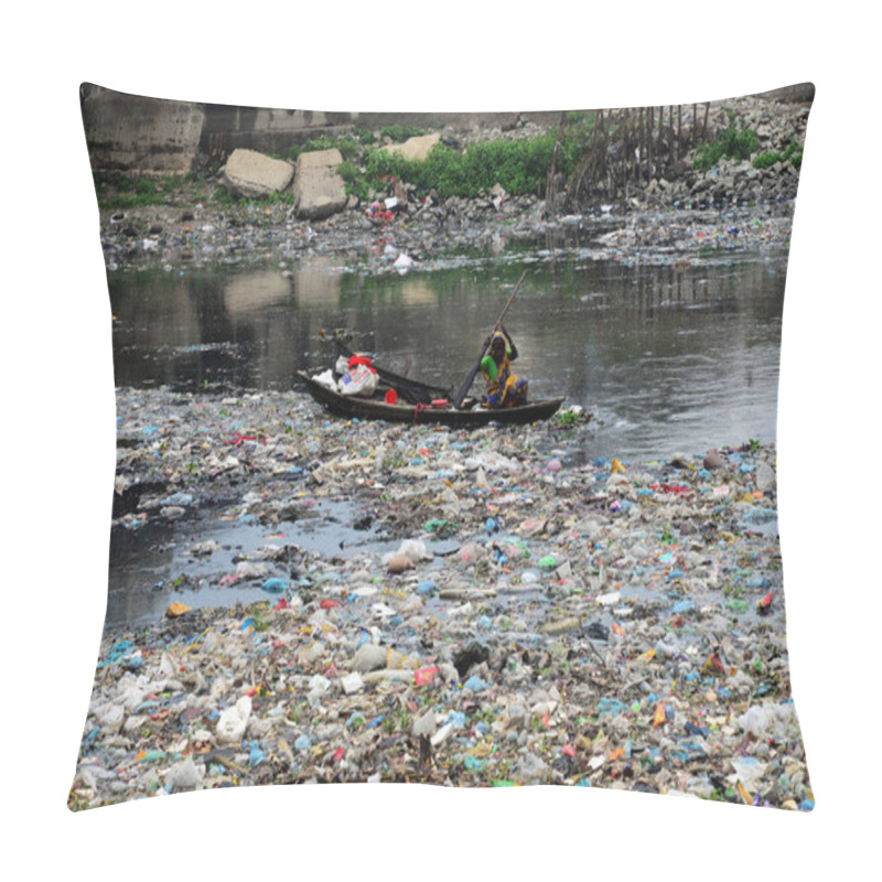 Personality  A Bangladesh Woman Collects Plastic From The Polluted Turag River In Dhaka, Bangladesh, On February 28, 2019. Bangladesh Has Been Reportedly Ranked 10th Out Of The Top 20 Plastic Polluter In The World Due To Rampant Dumping Of Industrial And Human Wa Pillow Covers