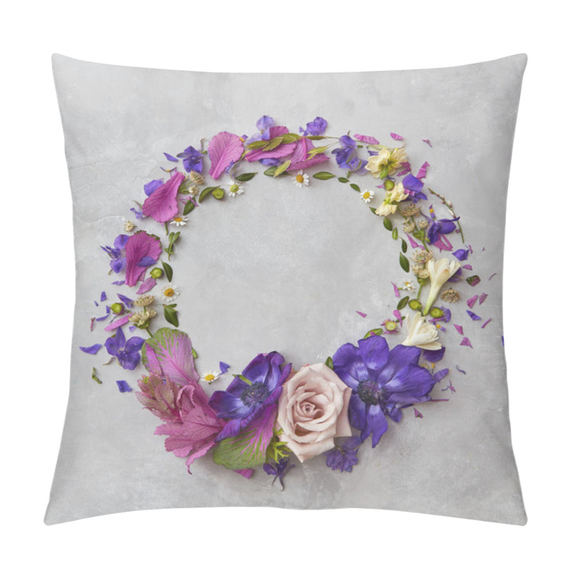 Personality  Round Frame Of Beautiful Flowers Pillow Covers