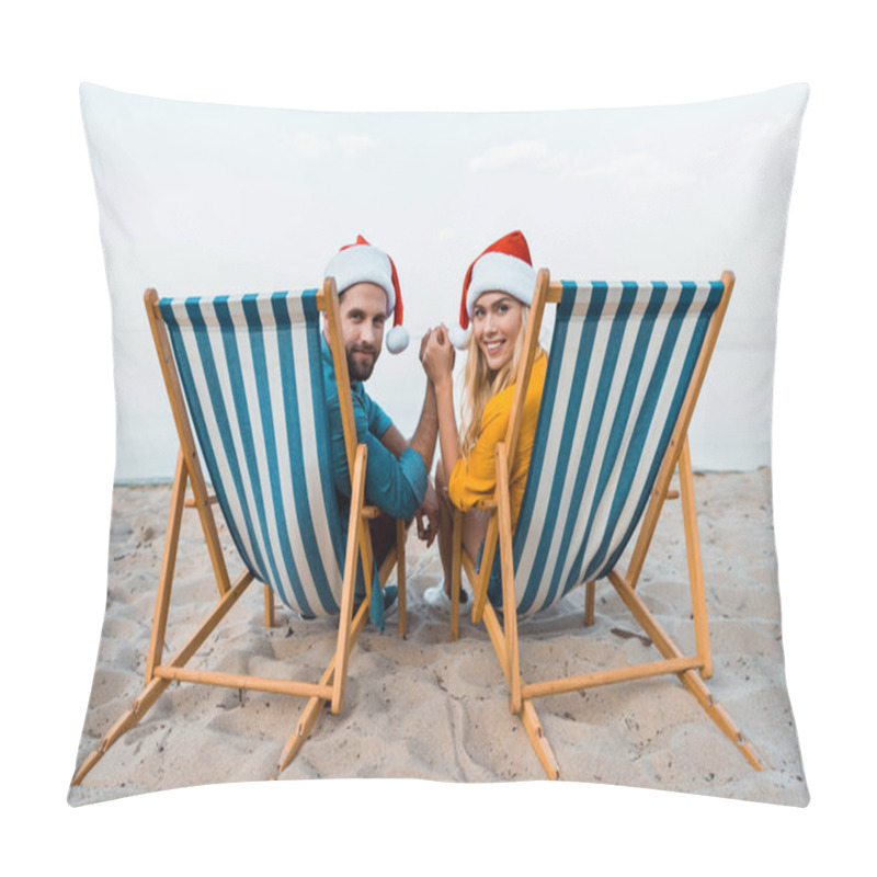 Personality  Couple In Santa Hats Sitting On Sun Loungers, Holding Hands And Looking At Camera On Beach Pillow Covers