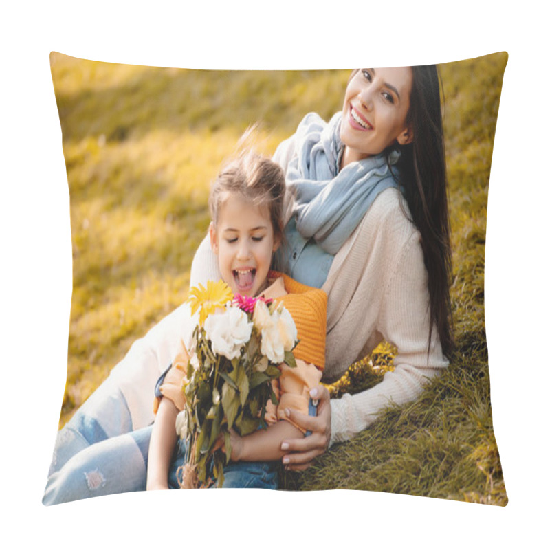 Personality  Daughter And Mother With Bouquet Pillow Covers