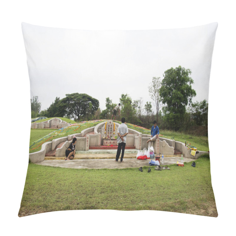 Personality  My Family Praying And Sacrificial Offering Food And Joss Paper T Pillow Covers