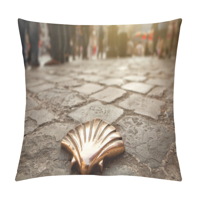 Personality  Santiago Shell, St James Shell In Brussels Pillow Covers