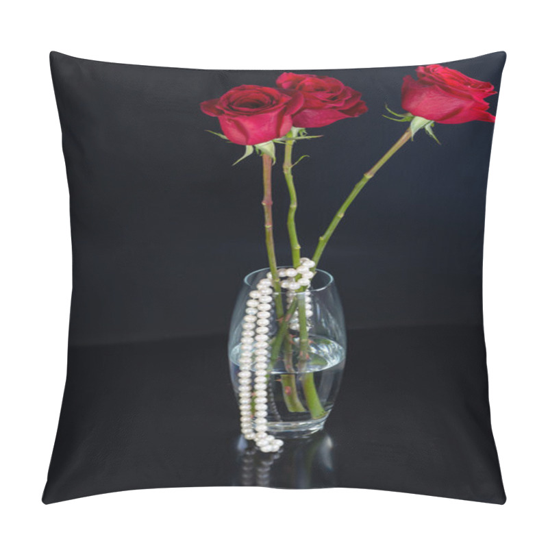 Personality  Red Roses In A Glass Vase And Necklace Of White Pearls Pillow Covers