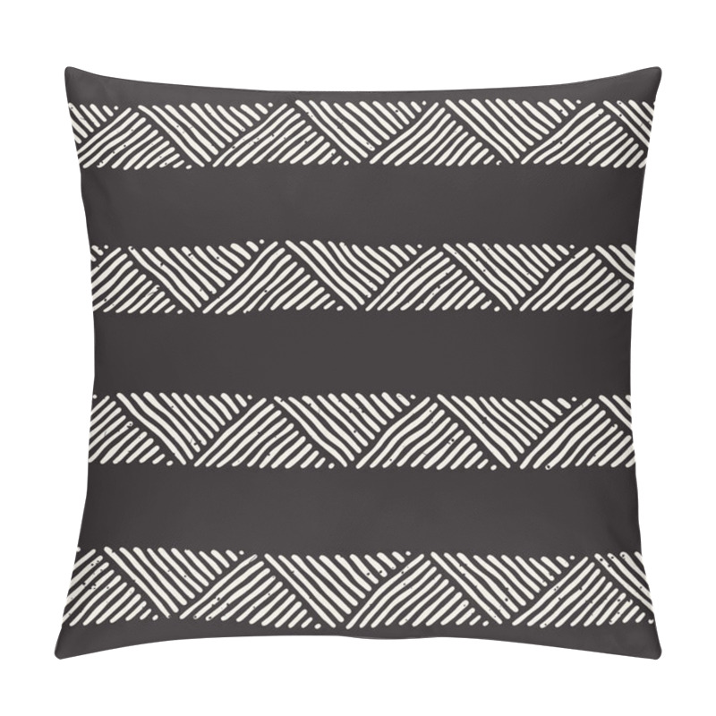 Personality  Seamless Geometric Doodle Pattern In Black And White. Adstract Hand Drawn Lines Retro Texture. Pillow Covers