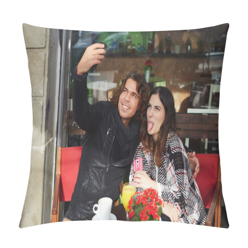 Personality  Couple In Love Makiing Self Portrait Pillow Covers