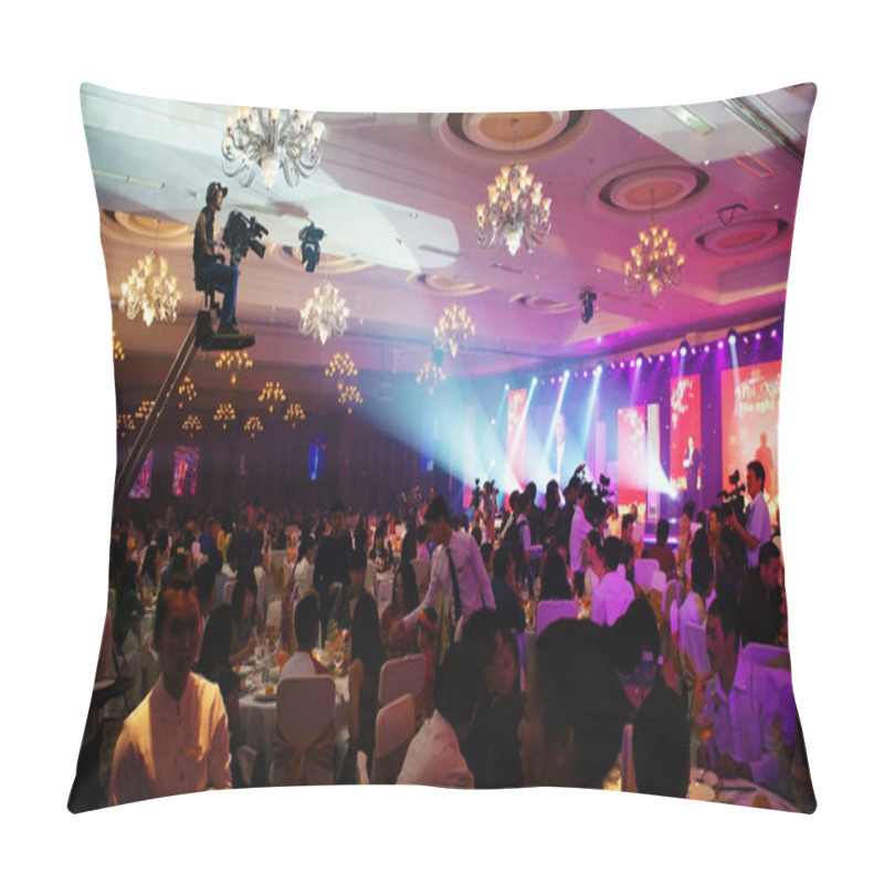 Personality  Cameraman Working At Night Party Of Vietnamese Artists World Pillow Covers