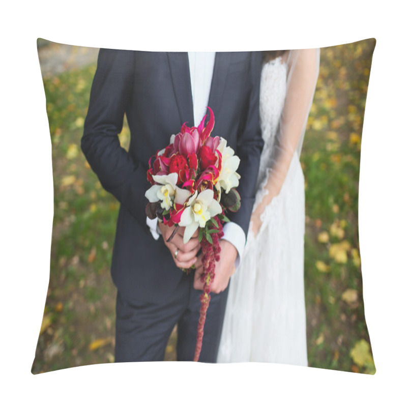 Personality  Beautiful Wedding Bouquet In Hands Of The Bride Pillow Covers