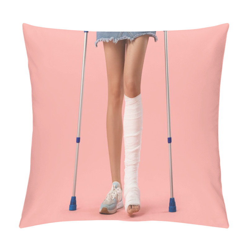 Personality  Young Woman With Broken Leg And Crutches On Pink Background Pillow Covers