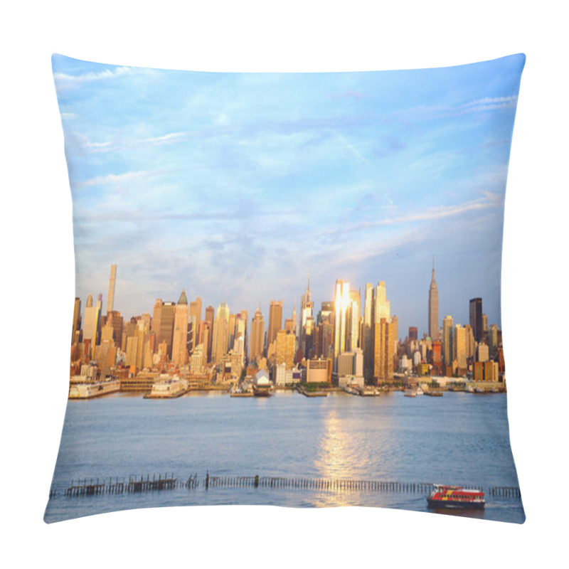 Personality  Manhattan Skyline At Sunset Pillow Covers