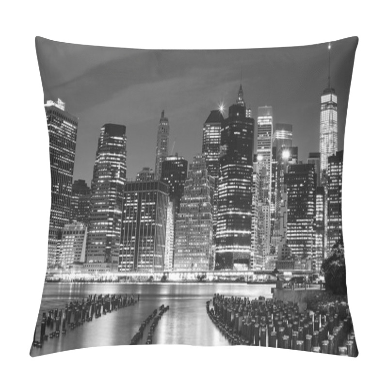 Personality  Black And White Photo Of Manhattan Waterfront, NYC, USA. Pillow Covers