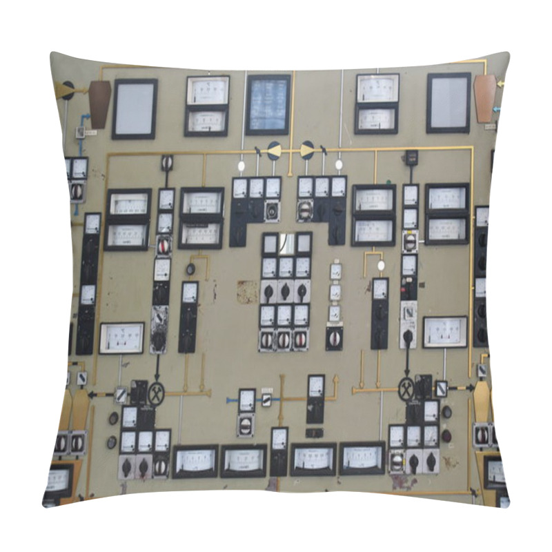 Personality  Schaltzentrale In Industrieanlage Mit Vielen Analogen Anzeigen Pillow Covers