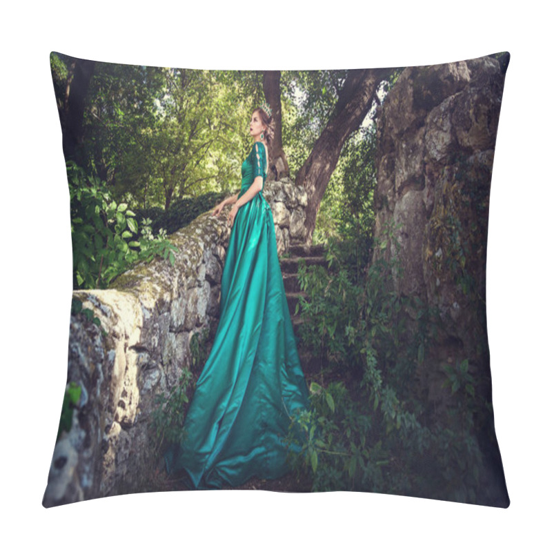 Personality  Young Woman Wearing A Green Dress Explores A Magical Forest Pillow Covers