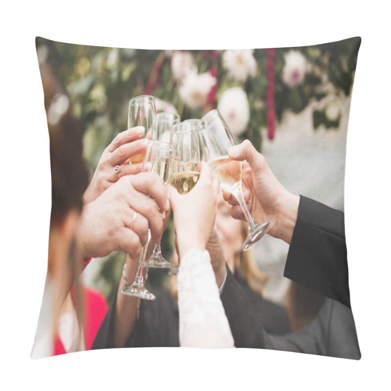 Personality  Bride And A Groom With The Glasses Of Champagne Pillow Covers