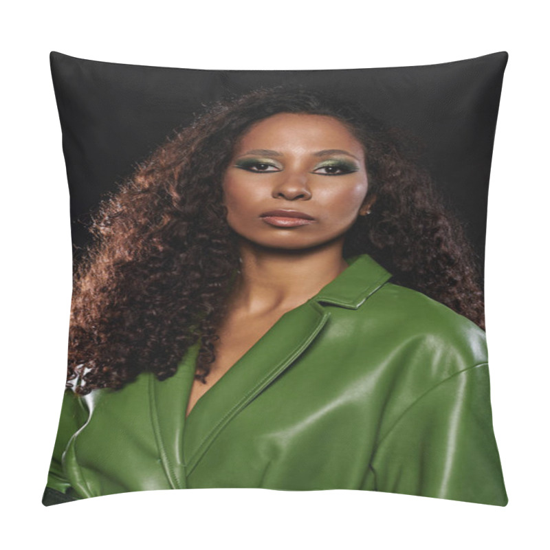 Personality  A Stunning Woman Confidently Poses In A Vibrant Green Outfit With Captivating Makeup. Pillow Covers