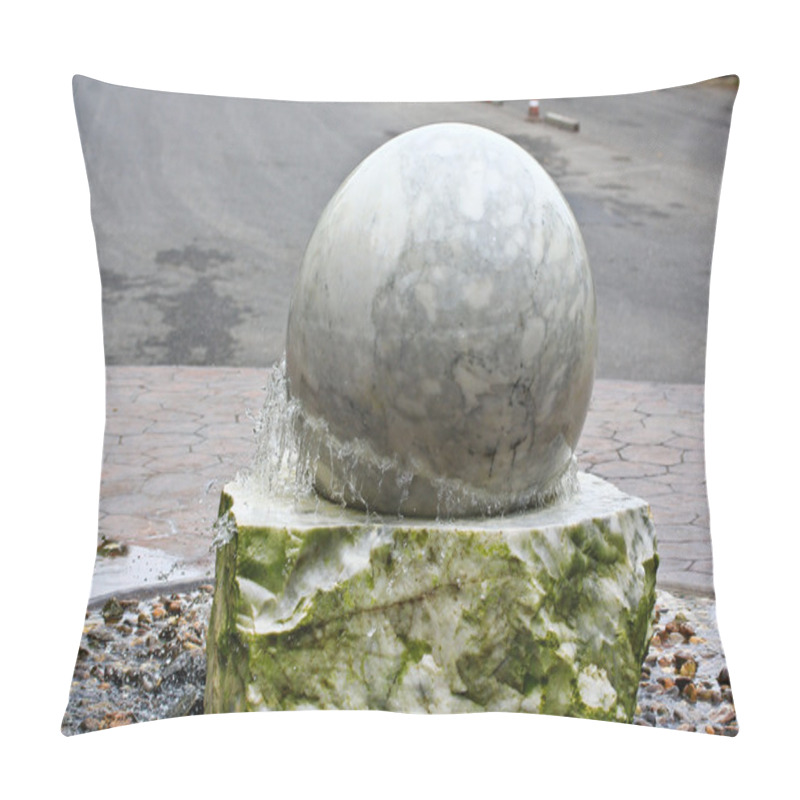 Personality  Round Stone Fountain Pillow Covers