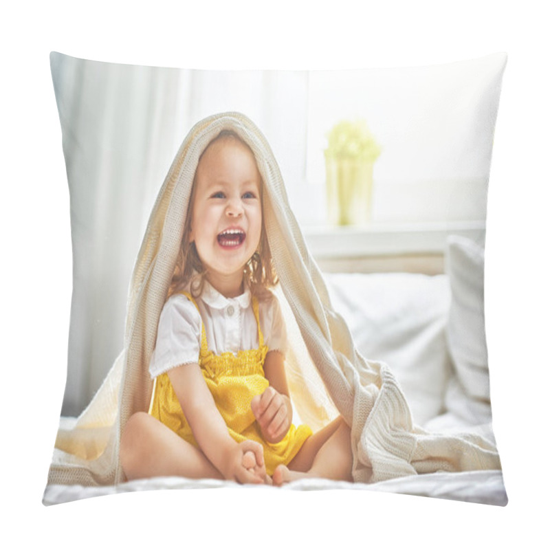 Personality  Baby Girl On The Bed Pillow Covers