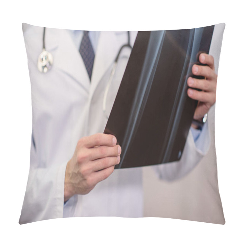 Personality  Doctor Holding X-ray Image Pillow Covers