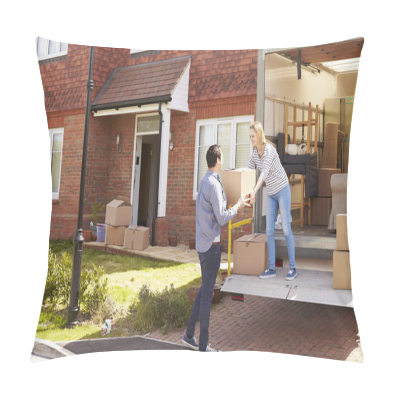 Personality  Couple Moving Boxes From Removal Truck Pillow Covers