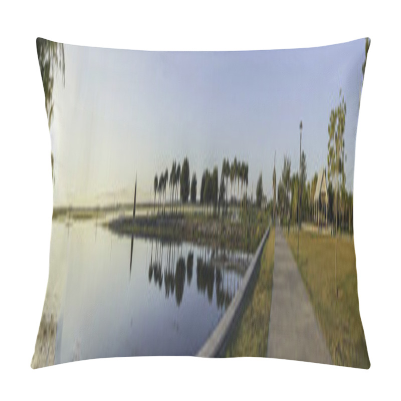 Personality  Lale Tohopekaliga Located In Kissimmee, Floria During A Beautifu Pillow Covers