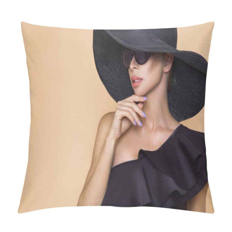 Personality  Portrait Of An Elegant Woman In A Hat And Sunglasses On A Beige Background Pillow Covers