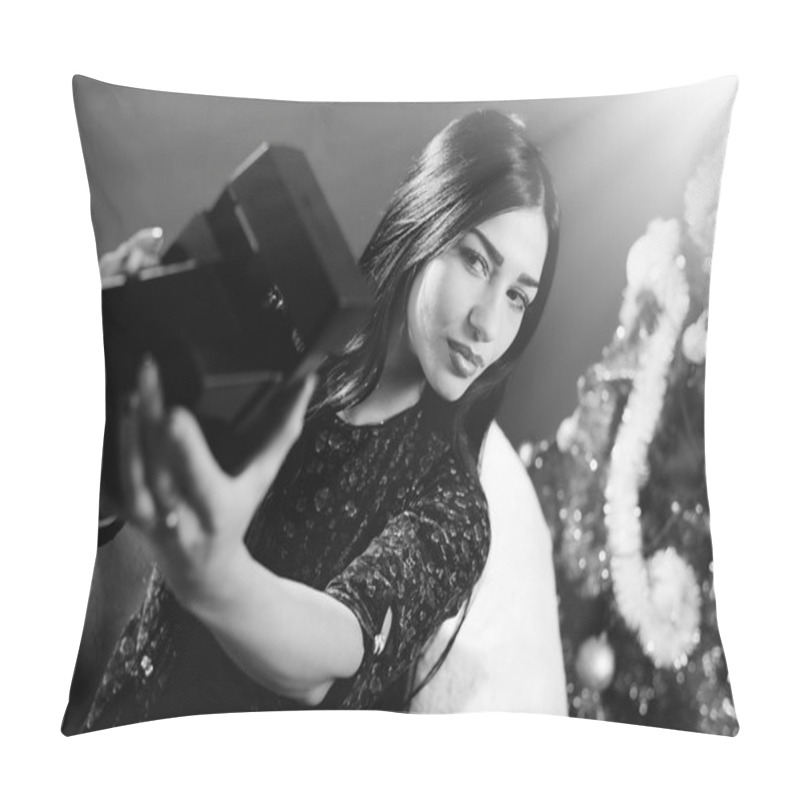 Personality  Black And White Portrait Of Beautiful Glamour Lady Having Fun Making Selfy Picture Pillow Covers