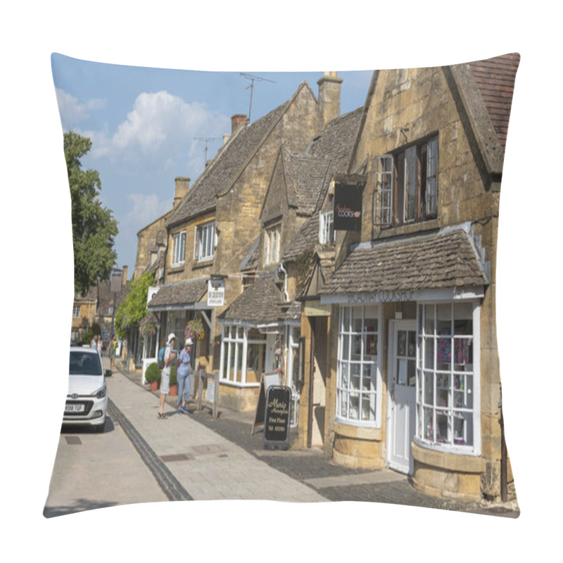 Personality  Broadway, Worcestershire,, England, UK. August 2019.  Shopping Area Of This Beautiful Cotswold Village. Buildings  With Honey Coloured Limestone  Brickwork. Pillow Covers