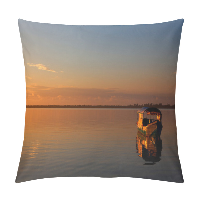 Personality  Aube Sur La Mer Avec Bateau Pillow Covers