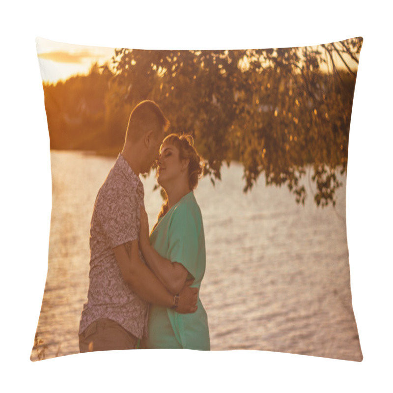 Personality  Romantic Couple Standing And Kissing On Background Summer Lake  Sunset Pillow Covers