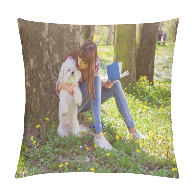 Personality  Beautiful Woman Relaxing Outdoor Reading Book Pillow Covers