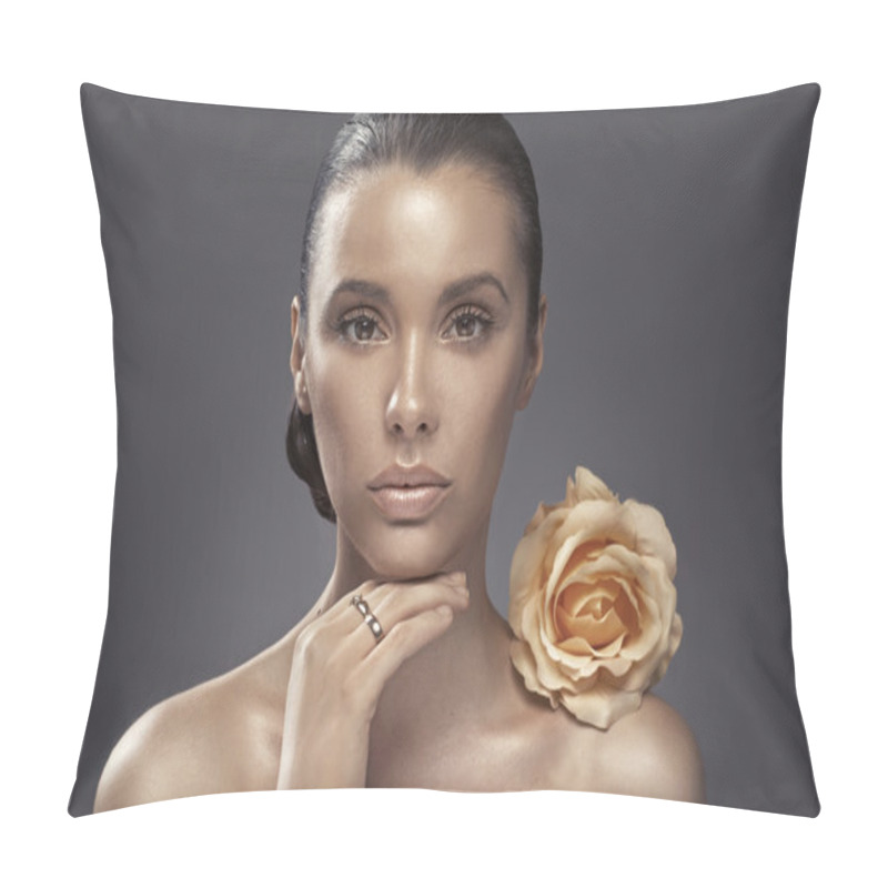 Personality  Portrait Of The Woman With Dark Complexion Pillow Covers