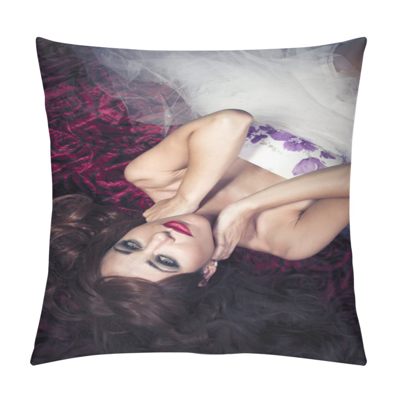 Personality  Beautiful Girl Lying On Red Roses Blanket, Sensual Look Pillow Covers