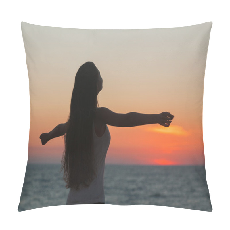 Personality  Free Woman Enjoying Freedom Pillow Covers