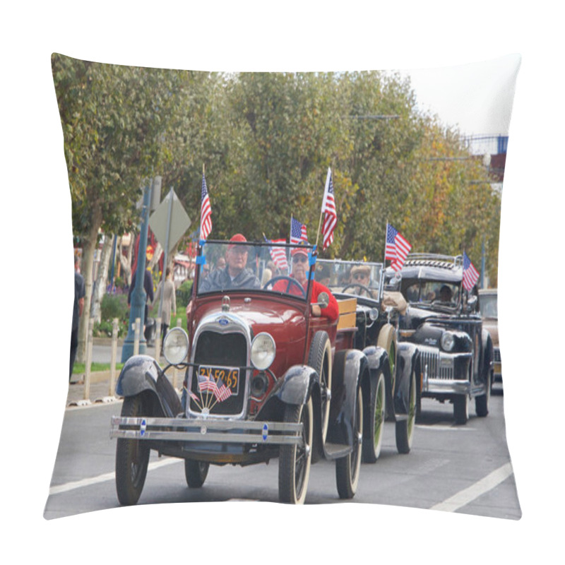 Personality  San Francisco, CA - November 12, 2017: Unidentified Participants Honor The Service And Sacrifice Of Our Armed Forces Downtown San Francisco Participating In The 97th Annual Veterans' Day Parade Pillow Covers