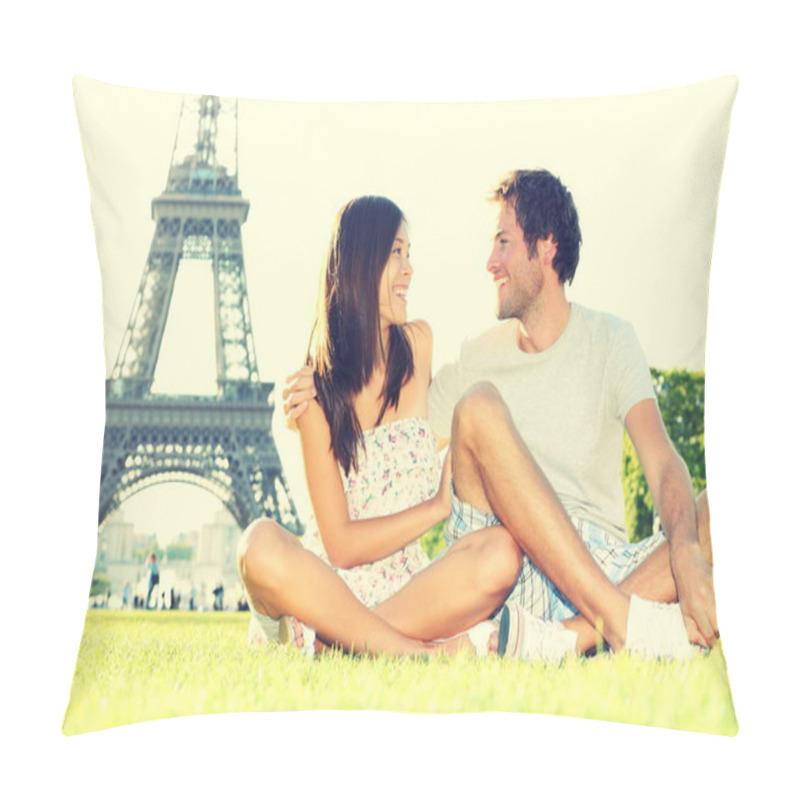 Personality  Travel Tourists Couple At Eiffel Tower Paris Pillow Covers