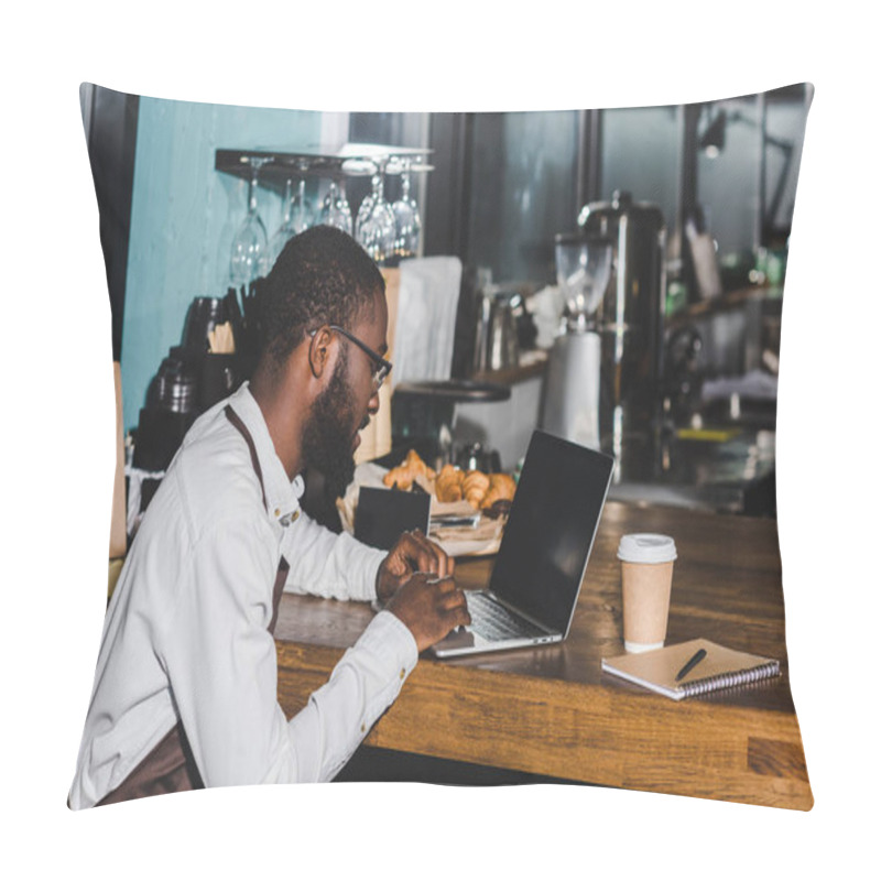 Personality  Smiling Young African American Barista In Eyeglasses Using Laptop In Coffee Shop Pillow Covers