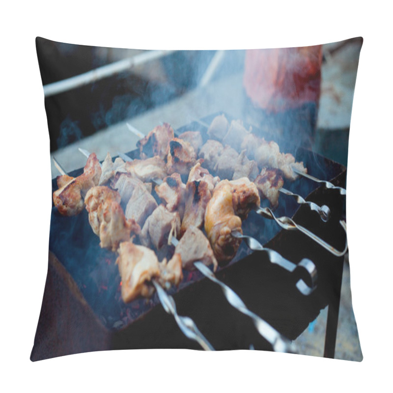 Personality  Background Of Crispy Grilled Meat And Onion Kebabs Pillow Covers