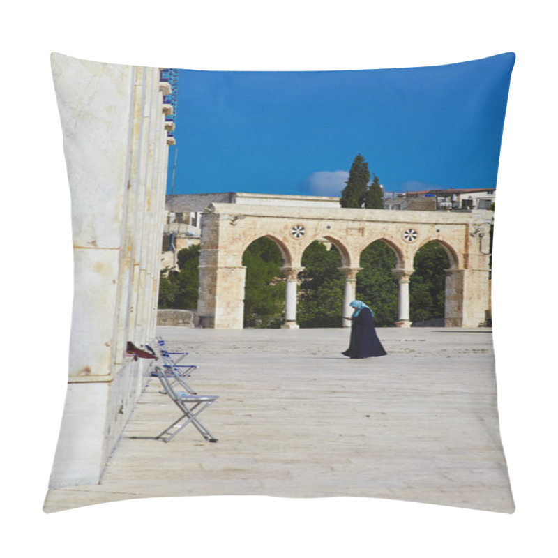 Personality  Jerusalem, Israel - 04 Jule 2021: Qanatir Are Arched Structures That Surround Dome Of The Rock Platform. On Western Side Of Qubat Ul-Sakhr'a Platform - Arches On Nort-western Corner Of Inner Platform Pillow Covers