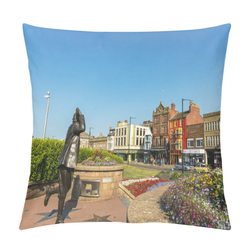 Personality  Morecambe, UK - July 20, 2021: Bronze Statue Of Famous English Comedian Eric Morecambe At The Seafront Of Lancashire Town Of Morecambe. Pillow Covers