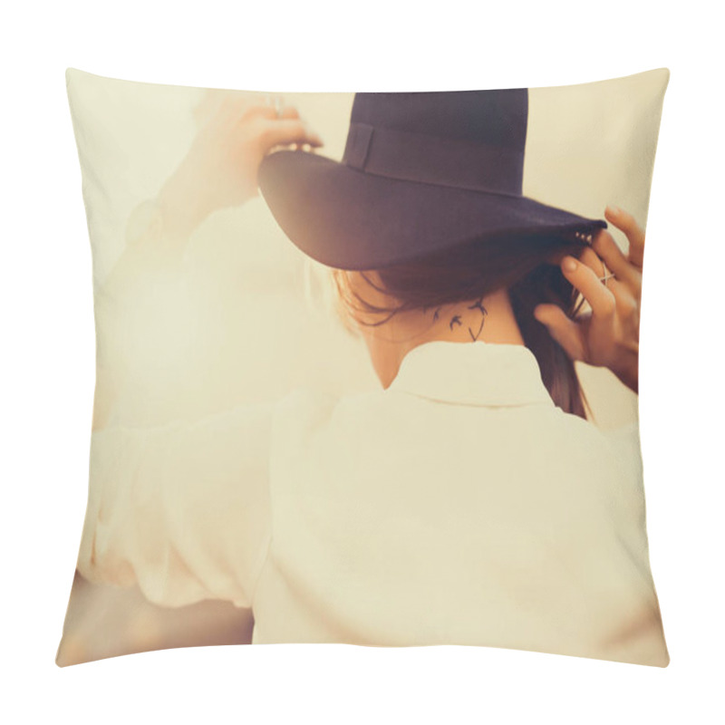 Personality  Girl Showing Tattoo On Neck Pillow Covers