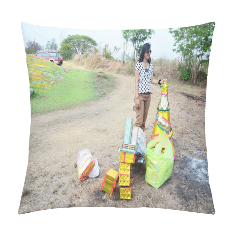 Personality  Thai Women Prepare Joss Paper Or Hell Money Chinese Culture For Burn Pillow Covers