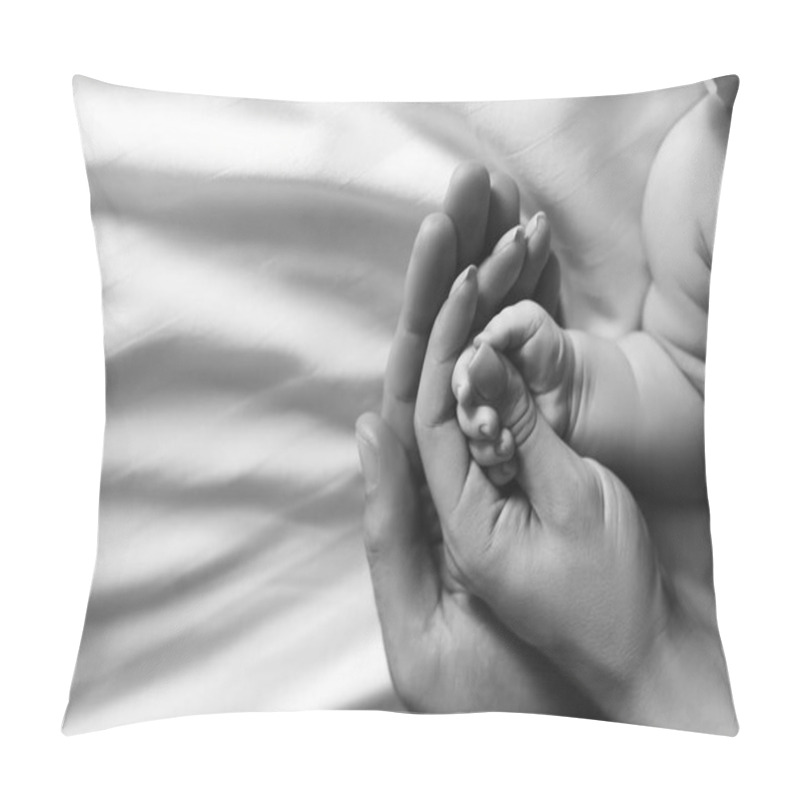 Personality  Cropped Image Of Family Holding Hands With Infant Son In Bed, Black And White Pillow Covers