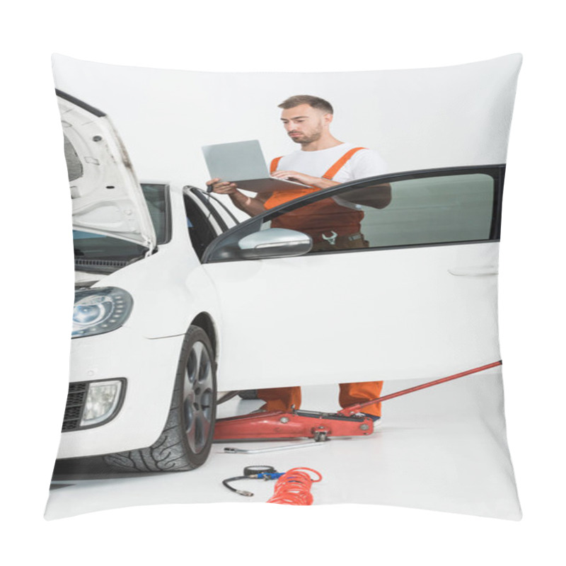 Personality  Handsome Auto Mechanic In Orange Uniform Holding Laptop Near Broken Car Isolated On White Pillow Covers