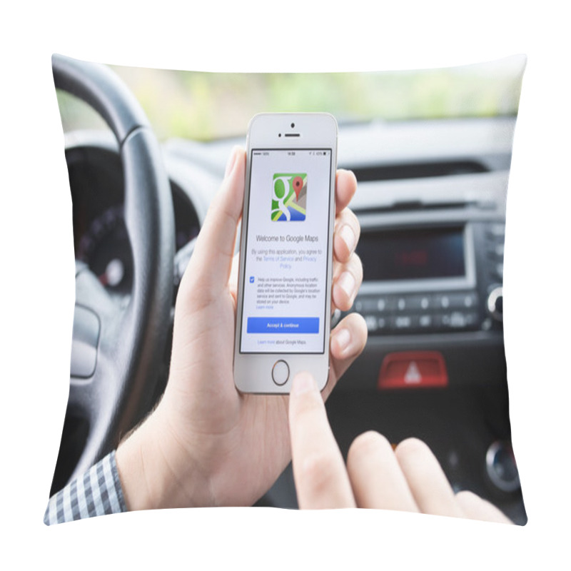 Personality  IPhone 5s With Google Maps In The Hands Of Driver Pillow Covers