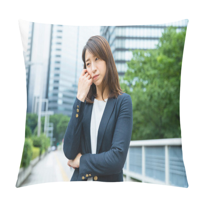 Personality  An Asian (Japanese) Young Female Employee With A Troubled Expression Pillow Covers