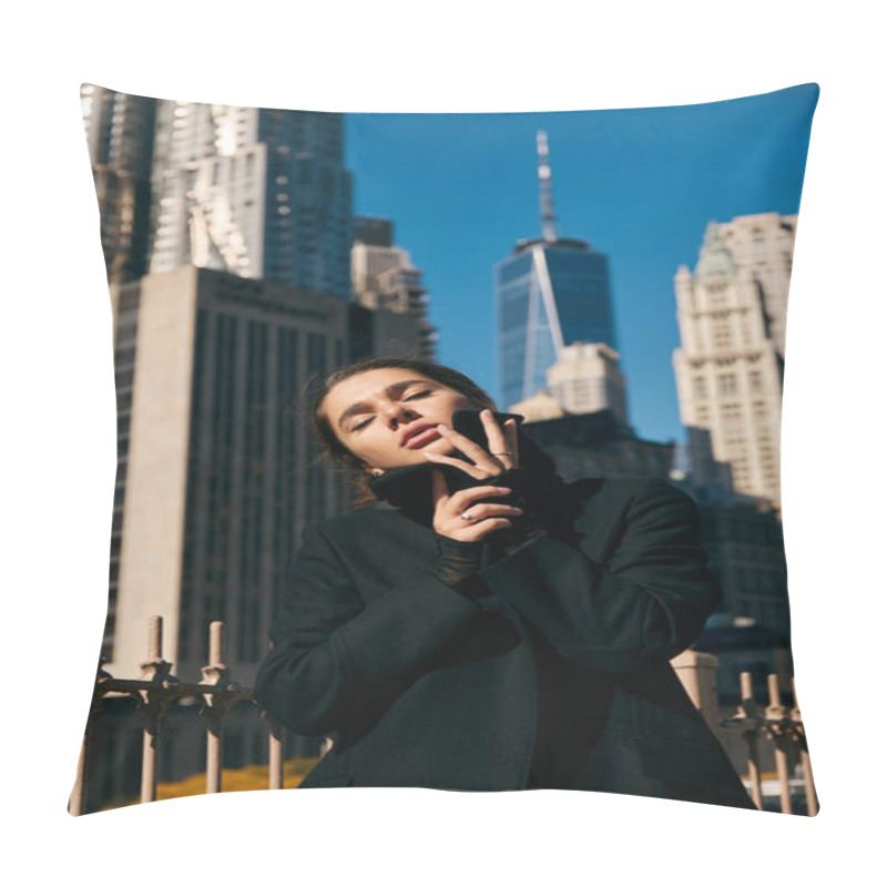 Personality  A Young Woman Poses In A Black Coat Against The Backdrop Of Skyscrapers In New York City. Pillow Covers