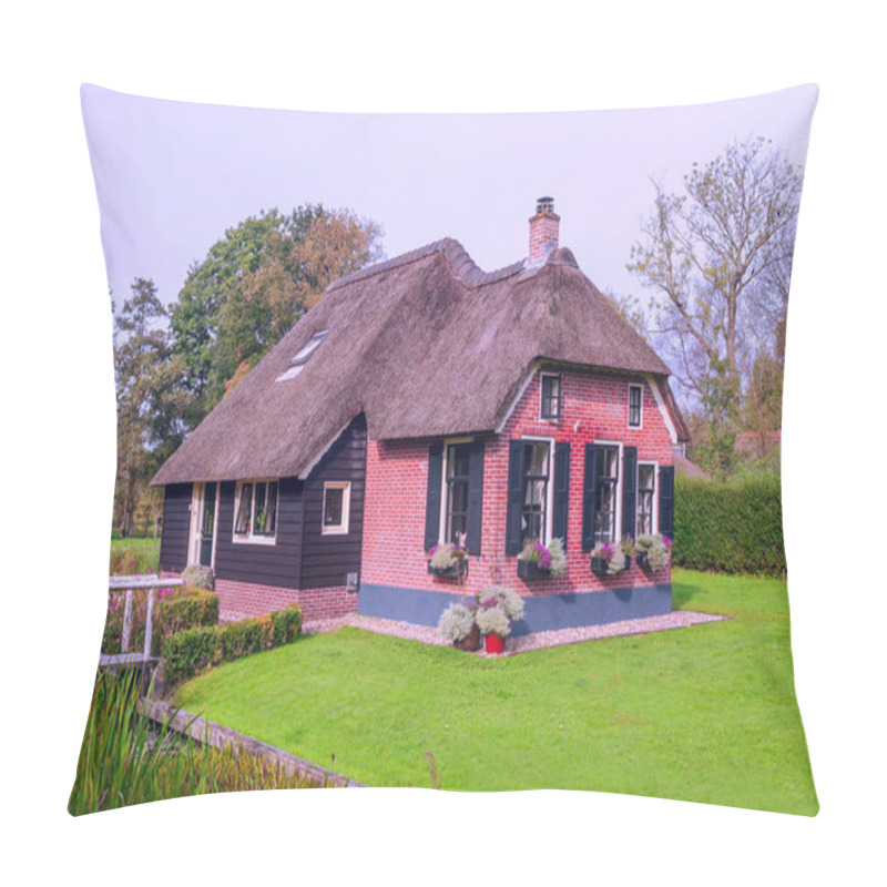 Personality  Giethoorn, Village Of Holland With Canals And Rural Houses On A Cloudy Day Pillow Covers